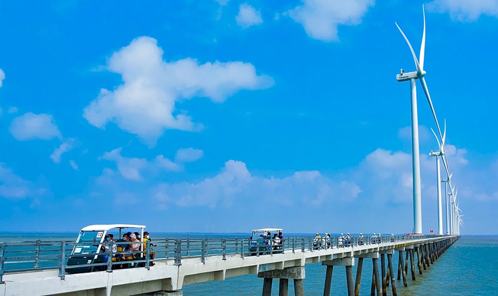 Du khách có thể đi bộ hoặc sử dụng xe điện